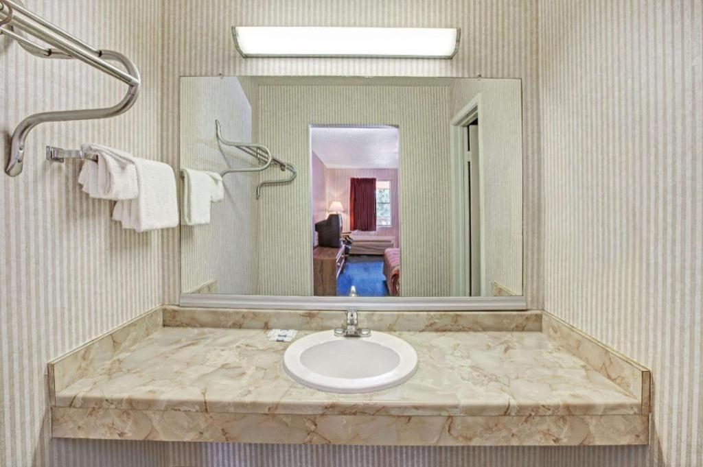 Knights Inn South Houston Tx Экстерьер фото