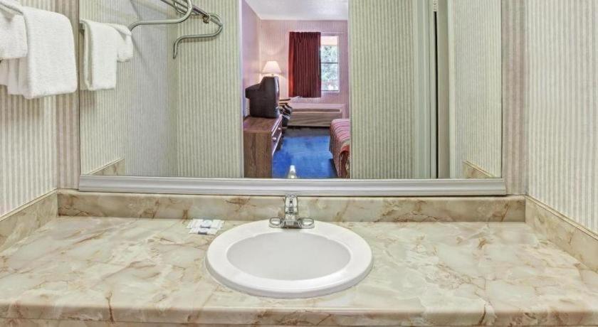Knights Inn South Houston Tx Экстерьер фото